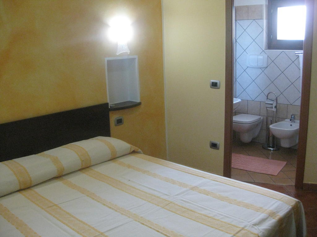 Agritursmo Montesalerno Villa Diamante Room photo